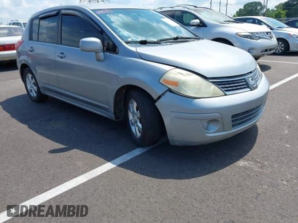 ✅ 2007 Nissan Versa SL • VIN: 3N1BC13E87L359223 • Lot: 42946797. Wystawiony na IAAI z przebiegiem 187 894 mil. Bezpłatny archiwum sprzedaży aukcyjnych z USA i szczegółowy raport historii pojazdu na DreamBid. Zdjęcie 1.