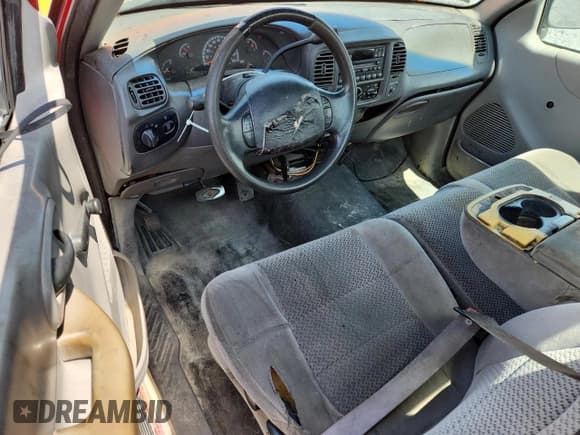 ✅ 2002 Ford F-150 XL • VIN: 1FTRF17282NA91429 • Lot: 70295745. Listed on Copart with 371,974 mi. Free auction sales archive from the USA and detailed vehicle history report at DreamBid. Image 8.