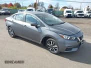 ✅ 2021 Nissan Versa SV • VIN: 3N1CN8EV8ML846311 • Lot: 43620151. Wystawiony na IAAI z przebiegiem 72 920 mil. Bezpłatny archiwum sprzedaży aukcyjnych z USA i szczegółowy raport historii pojazdu na DreamBid. Zdjęcie 1.