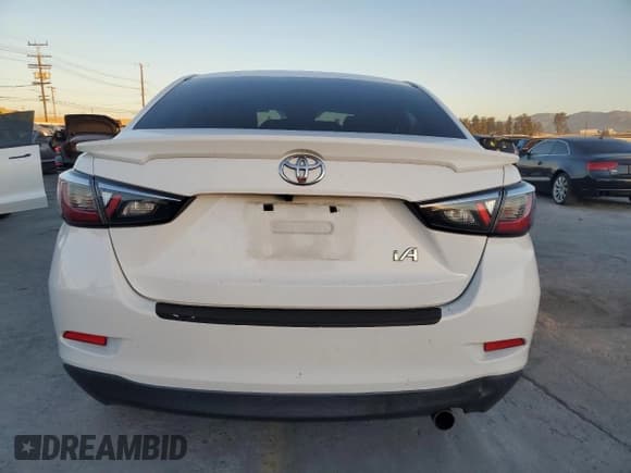 ✅ 2017 Toyota Yaris • VIN: 3MYDLBYV2HY168794 • Lot: 82632285. Wystawiony na Copart z przebiegiem 106 818 mil. Bezpłatny archiwum sprzedaży aukcyjnych z USA i szczegółowy raport historii pojazdu na DreamBid. Zdjęcie 6.