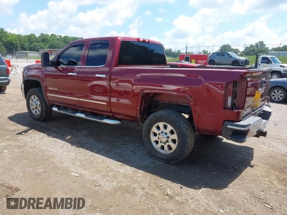 ✅ 2015 GMC Sierra 2500HD SLT • VIN: 1GT22ZEG6FZ144783 • Lot: 42640423. Wystawiony na IAAI z przebiegiem 110 515 mil. Bezpłatny archiwum sprzedaży aukcyjnych z USA i szczegółowy raport historii pojazdu na DreamBid. Zdjęcie 3.