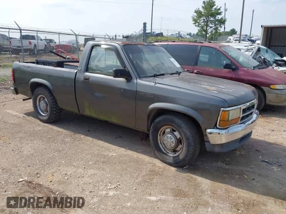 1992 Dodge Dakota z VIN 1B7FL26X0NS508319, wystawiony jako IAAI lot #42468014 z przebiegiem 195 683 mil mil oraz . Historia ofert i sprzedaży dostępna na DreamBid. Obrazek 1.