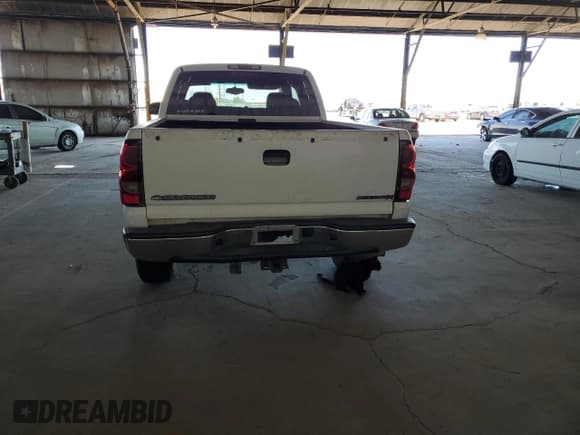 ✅ 2005 Chevrolet Silverado 1500 • VIN: 1GCEC19V95Z348240 • Лот: 56869465. Опубликован ранее на Copart с пробегом 251 012 миль. Бесплатный доступ к архиву аукционных продаж из США и подробный отчёт об истории автомобиля на DreamBid. Изображение 6.