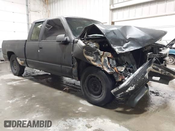 1998 Chevrolet Silverado 1500 z VIN 1GCEK19M0WE226322, wystawiony jako IAAI lot #43486733 z przebiegiem 142 087 mil mil oraz . Historia ofert i sprzedaży dostępna na DreamBid. Obrazek 1.