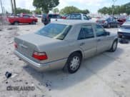 ✅ 1994 Mercedes-Benz E 320 • VIN: WDBEA32E5RC033986 • Lot: 42907685. Wystawiony na IAAI z przebiegiem 233 223 mil. Bezpłatny archiwum sprzedaży aukcyjnych z USA i szczegółowy raport historii pojazdu na DreamBid. Zdjęcie 4.
