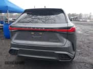 ✅ 2023 Lexus RX 500h F Sport Performance • VIN: 2T2BCMEA4PC007246 • Lot: 41915012. Wystawiony na IAAI z przebiegiem 13 268 mil. Bezpłatny archiwum sprzedaży aukcyjnych z USA i szczegółowy raport historii pojazdu na DreamBid. Zdjęcie 16.