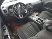 ✅ 2013 Dodge Challenger SXT • VIN: 2C3CDYAG1DH607591 • Lot: 74416884. Wystawiony na Copart z przebiegiem Nie podano. Bezpłatny archiwum sprzedaży aukcyjnych z USA i szczegółowy raport historii pojazdu na DreamBid. Zdjęcie 8.