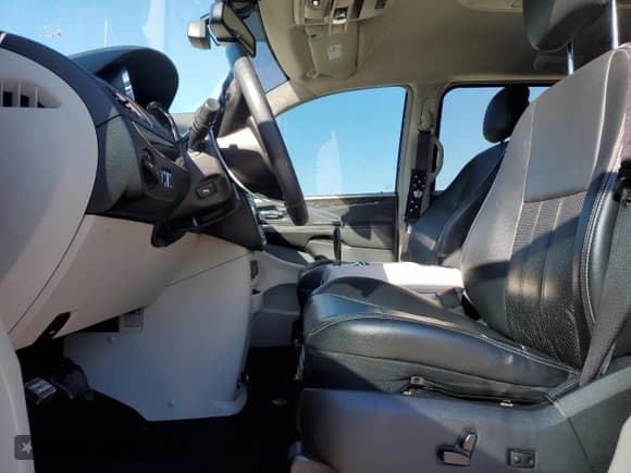 ✅ 2011 Chrysler Town & Country Touring L • VIN: 2A4RR8DG0BR617615 • Lot: 58166175. Wystawiony na Copart z przebiegiem 116 461 mil. Bezpłatny archiwum sprzedaży aukcyjnych z USA i szczegółowy raport historii pojazdu na DreamBid. Zdjęcie 7.