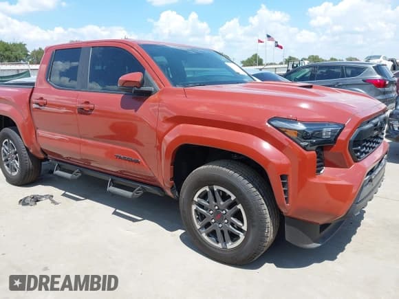 ✅ 2025 Toyota Tacoma SR5 • VIN: 3TMKB5FN9SM035400 • Лот: 43113013. Опубликован ранее на IAAI с пробегом 4 632 миль. Бесплатный доступ к архиву аукционных продаж из США и подробный отчёт об истории автомобиля на DreamBid. Изображение 1.