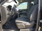 ✅ 2020 Chevrolet Silverado 1500 Custom Trail Boss • VIN: 1GCPYCEF9LZ369929 • Lot: 58663424. Wystawiony na Copart z przebiegiem 45 615 mil. Bezpłatny archiwum sprzedaży aukcyjnych z USA i szczegółowy raport historii pojazdu na DreamBid. Zdjęcie 7.