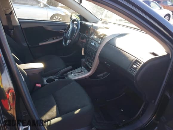 ✅ 2010 Toyota Corolla LE • VIN: 2T1BU4EE2AC514285 • Lot: 43784513. Wystawiony na IAAI z przebiegiem 187 016 mil. Bezpłatny archiwum sprzedaży aukcyjnych z USA i szczegółowy raport historii pojazdu na DreamBid. Zdjęcie 5.