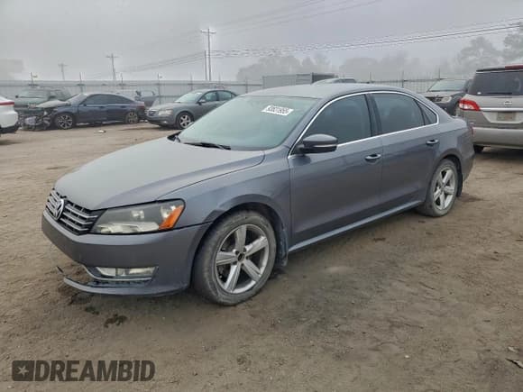 ✅ 2015 Volkswagen Passat S • VIN: 1VWAS7A30FC121373 • Lot: 93831955. Wystawiony na Copart z przebiegiem 84 327 mil. Bezpłatny archiwum sprzedaży aukcyjnych z USA i szczegółowy raport historii pojazdu na DreamBid. Zdjęcie 1.