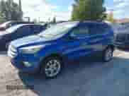 2018 Ford Escape SE z VIN 1FMCU9GD9JUA71170, wystawiony jako IAAI lot #43591236 z przebiegiem 102 483 mil mil oraz . Historia ofert i sprzedaży dostępna na DreamBid. Obrazek 17.