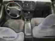 1996 Chevrolet Blazer z VIN 1GNDT13W6T2168241, wystawiony jako Copart lot #41511525 z przebiegiem 132 494 mil mil oraz Czysty tytuł • Clean title. Historia ofert i sprzedaży dostępna na DreamBid. Obrazek 8.