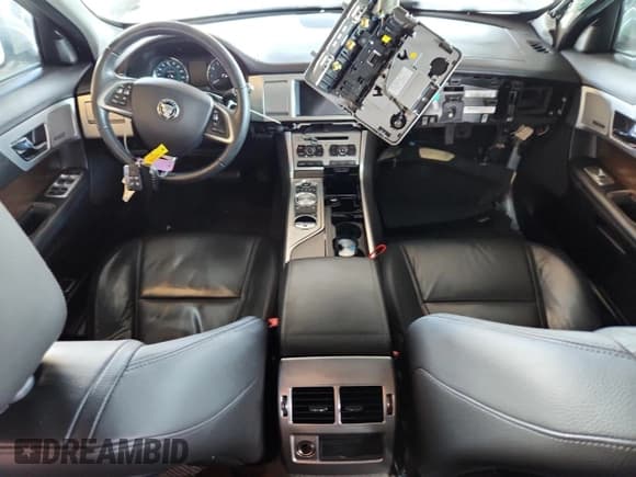 ✅ 2014 Jaguar XF T • VIN: SAJWA0ES0EPU19130 • Lot: 90946545. Wystawiony na Copart z przebiegiem Nie podano. Bezpłatny archiwum sprzedaży aukcyjnych z USA i szczegółowy raport historii pojazdu na DreamBid. Zdjęcie 8.