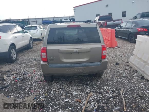 ✅ 2008 Jeep Patriot Sport • VIN: 1J8FF28WX8D681472 • Lot: 42177131. Listed on IAAI with 154,961 mi. Free auction sales archive from the USA and detailed vehicle history report at DreamBid. Image 17.