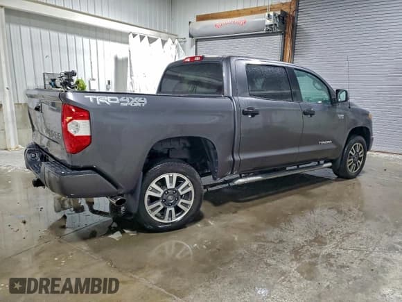 ✅ 2018 Toyota Tundra SR5 • VIN: 5TFDW5F14JX712792 • Лот: 94377135. Опубликован ранее на Copart с пробегом 56 649 миль. Бесплатный доступ к архиву аукционных продаж из США и подробный отчёт об истории автомобиля на DreamBid. Изображение 3.