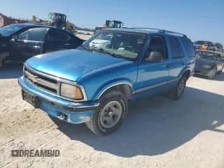 1995 Chevrolet Blazer z VIN 1GNCS13W7SK206038, wystawiony jako Copart lot #76593134 z przebiegiem 135 008 mil mil oraz Szkoda całkowita • Salvage title. Historia ofert i sprzedaży dostępna na DreamBid. Obrazek 1.