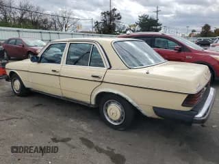 ✅ 1983 Mercedes-Benz 240 • VIN: WDBAB23A6DB379142 • Lot: 79520254. Wystawiony na Copart z przebiegiem 306 453 mil. Bezpłatny archiwum sprzedaży aukcyjnych z USA i szczegółowy raport historii pojazdu na DreamBid. Zdjęcie 2.