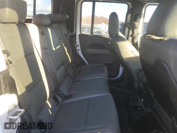 ✅ 2024 Jeep Gladiator Mojave X • VIN: 1C6JJTEGXRL105351 • Lot: 84422724. Listed on Copart with 13,998 mi. Free auction sales archive from the USA and detailed vehicle history report at DreamBid. Image 10.