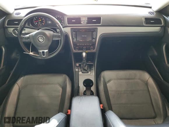 ✅ 2015 Volkswagen Passat S • VIN: 1VWAS7A31FC112388 • Лот: 91650765. Опубликован ранее на Copart с пробегом 140 607 миль. Бесплатный доступ к архиву аукционных продаж из США и подробный отчёт об истории автомобиля на DreamBid. Изображение 8.