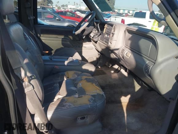 ✅ 1999 GMC Suburban • VIN: 3GKEC16R7XG527908 • Лот: 41657788. Опубликован ранее на IAAI с пробегом 216 894 миль. Бесплатный доступ к архиву аукционных продаж из США и подробный отчёт об истории автомобиля на DreamBid. Изображение 5.