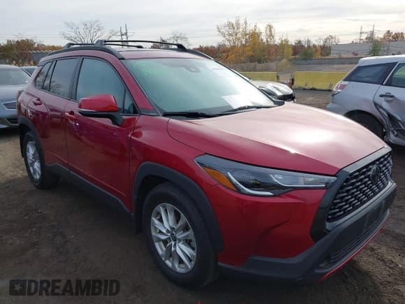 ✅ 2022 Toyota Corolla Cross LE • VIN: 7MUBAABG0NV006929 • Лот: 43645833. Опубликован ранее на IAAI с пробегом 11 248 миль. Бесплатный доступ к архиву аукционных продаж из США и подробный отчёт об истории автомобиля на DreamBid. Изображение 1.