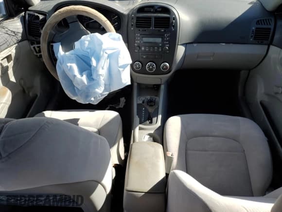 ✅ 2009 Kia Spectra LX • VIN: KNAFE221295605504 • Lot: 92089535. Listed on Copart with 150,112 mi. Free auction sales archive from the USA and detailed vehicle history report at DreamBid. Image 8.