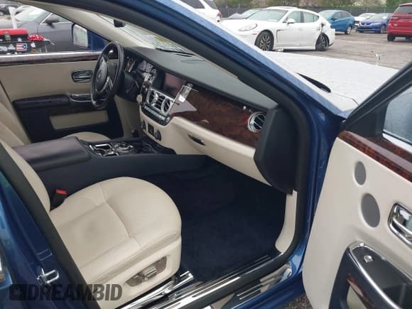 ✅ 2011 Rolls-Royce Ghost • VIN: SCA664S55BUX49548 • Lot: 41395054. Wystawiony na IAAI z przebiegiem 17 710 mil. Bezpłatny archiwum sprzedaży aukcyjnych z USA i szczegółowy raport historii pojazdu na DreamBid. Zdjęcie 5.