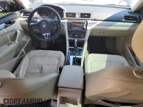 ✅ 2012 Volkswagen Passat SE • VIN: 1VWBN7A35CC090256 • Лот: 81939625. Опубликован ранее на Copart с пробегом 117 766 миль. Бесплатный доступ к архиву аукционных продаж из США и подробный отчёт об истории автомобиля на DreamBid. Изображение 8.