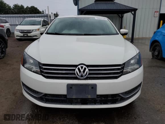 ✅ 2013 Volkswagen Passat Wolfsburg Edition • VIN: 1VWAH7A31DC007622 • Лот: 70897345. Опубликован ранее на Copart с пробегом 222 532 миль. Бесплатный доступ к архиву аукционных продаж из США и подробный отчёт об истории автомобиля на DreamBid. Изображение 5.