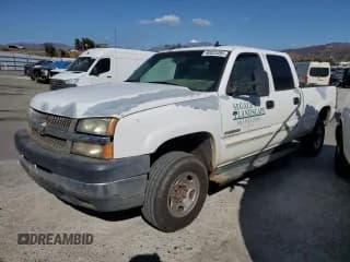 ✅ 2006 Chevrolet Silverado 2500HD LT2 • VIN: 1GCHC23UX6F127977 • Лот: 80822395. Опубликован ранее на Copart с пробегом 255 994 миль. Бесплатный доступ к архиву аукционных продаж из США и подробный отчёт об истории автомобиля на DreamBid. Изображение 1.