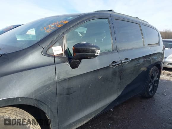 ✅ 2018 Chrysler Pacifica Touring L Plus • VIN: 2C4RC1EG5JR338138 • Lot: 43862485. Wystawiony na IAAI z przebiegiem 131 457 mil. Bezpłatny archiwum sprzedaży aukcyjnych z USA i szczegółowy raport historii pojazdu na DreamBid. Zdjęcie 15.