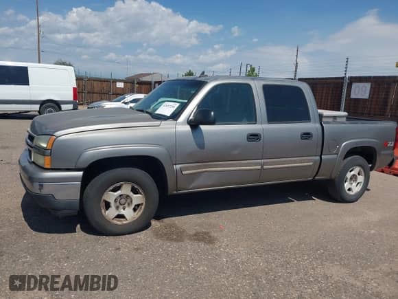 2006 Chevrolet Silverado 1500 LT1 z VIN 2GCEK13Z961269076, wystawiony jako IAAI lot #42697230 z przebiegiem 283 980 mil mil oraz . Historia ofert i sprzedaży dostępna na DreamBid. Obrazek 13.