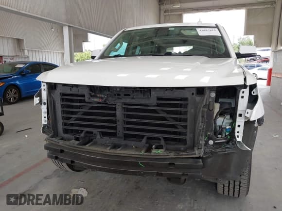 ✅ 2020 Chevrolet Suburban LT • VIN: 1GNSCHKC3LR181222 • Lot: 43047813. Wystawiony na IAAI z przebiegiem 103 318 mil. Bezpłatny archiwum sprzedaży aukcyjnych z USA i szczegółowy raport historii pojazdu na DreamBid. Zdjęcie 13.