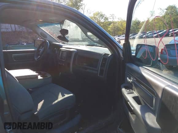 2015 Ram 1500 Express z VIN 3C6JR6AT8FG574458, wystawiony jako IAAI lot #43334806 z przebiegiem 67 164 mil mil oraz . Historia ofert i sprzedaży dostępna na DreamBid. Obrazek 5.