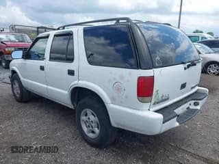 ✅ 2000 Chevrolet Blazer LT • VIN: 1GNDT13W8Y2242508 • Lot: 42187963. Wystawiony na IAAI z przebiegiem 199 261 mil. Bezpłatny archiwum sprzedaży aukcyjnych z USA i szczegółowy raport historii pojazdu na DreamBid. Zdjęcie 3.