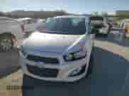 2015 Chevrolet Sonic RS z VIN 1G1JG5SB8F4186070, wystawiony jako Copart lot #78496804 z przebiegiem 57 908 mil mil oraz Szkoda całkowita • Salvage title. Historia ofert i sprzedaży dostępna na DreamBid. Obrazek 13.