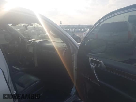 ✅ 2018 Lexus GX 460 Premium • VIN: JTJBM7FX8J5204251 • Lot: 43739027. Wystawiony na IAAI z przebiegiem 105 685 mil. Bezpłatny archiwum sprzedaży aukcyjnych z USA i szczegółowy raport historii pojazdu na DreamBid. Zdjęcie 5.