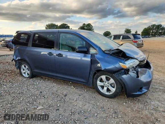 ✅ 2014 Toyota Sienna L • VIN: 5TDZK3DC3ES521452 • Lot: 85360795. Wystawiony na Copart z przebiegiem Nie podano. Bezpłatny archiwum sprzedaży aukcyjnych z USA i szczegółowy raport historii pojazdu na DreamBid. Zdjęcie 4.