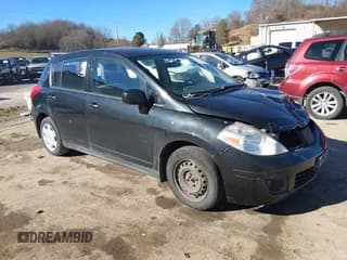 ✅ 2009 Nissan Versa S • VIN: 3N1BC13E59L500610 • Lot: 43675365. Wystawiony na IAAI z przebiegiem 61 918 mil. Bezpłatny archiwum sprzedaży aukcyjnych z USA i szczegółowy raport historii pojazdu na DreamBid. Zdjęcie 1.