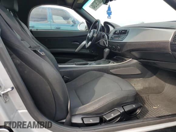 ✅ 2005 BMW Z4 2.5i • VIN: 4USBT33515LS54731 • Lot: 80079724. Wystawiony na Copart z przebiegiem 74 224 mil. Bezpłatny archiwum sprzedaży aukcyjnych z USA i szczegółowy raport historii pojazdu na DreamBid. Zdjęcie 10.