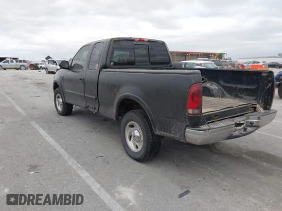 ✅ 2001 Ford F-150 XL • VIN: 2FTRX18L31CB05231 • Lot: 43905525. Wystawiony na IAAI z przebiegiem 137 559 mil. Bezpłatny archiwum sprzedaży aukcyjnych z USA i szczegółowy raport historii pojazdu na DreamBid. Zdjęcie 3.