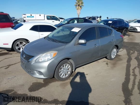 ✅ 2012 Nissan Versa SV • VIN: 3N1CN7AP6CL894549 • Лот: 43646327. Опубликован ранее на IAAI с пробегом 148 804 миль. Бесплатный доступ к архиву аукционных продаж из США и подробный отчёт об истории автомобиля на DreamBid. Изображение 2.