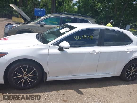 2022 Toyota Camry SE with VIN 4T1G11BKXNU067748, listed as a IAAI auction lot 42637849 with 73,909 mi miles and . Bid and sale history available at DreamBid. Image 14.