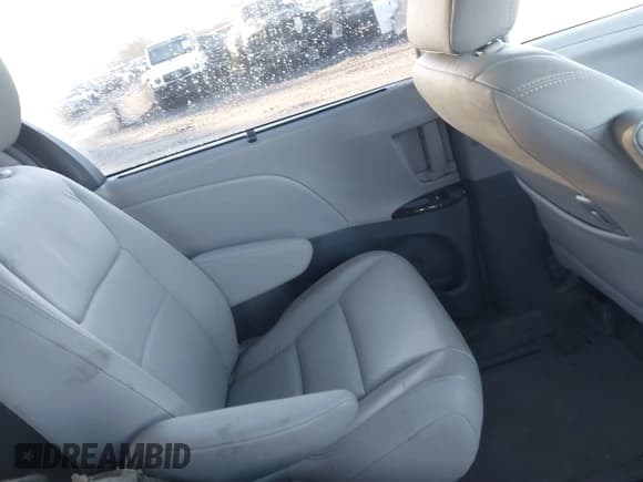 ✅ 2017 Toyota Sienna XLE • VIN: 5TDDZ3DC3HS171329 • Lot: 41136030. Listed on IAAI with 115,990 mi. Free auction sales archive from the USA and detailed vehicle history report at DreamBid. Image 8.