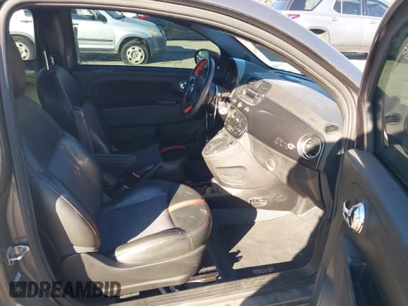 ✅ 2015 FIAT 500e • VIN: 3C3CFFGE5FT503720 • Lot: 43487101. Wystawiony na IAAI z przebiegiem 56 744 mil. Bezpłatny archiwum sprzedaży aukcyjnych z USA i szczegółowy raport historii pojazdu na DreamBid. Zdjęcie 5.