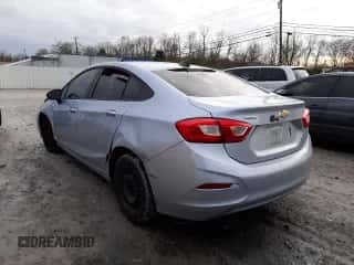 2018 Chevrolet Cruze LS z VIN 1G1BC5SM0J7200682, wystawiony jako Copart lot #67415582 z przebiegiem 67 046 mil mil oraz . Historia ofert i sprzedaży dostępna na DreamBid. Obrazek 3.