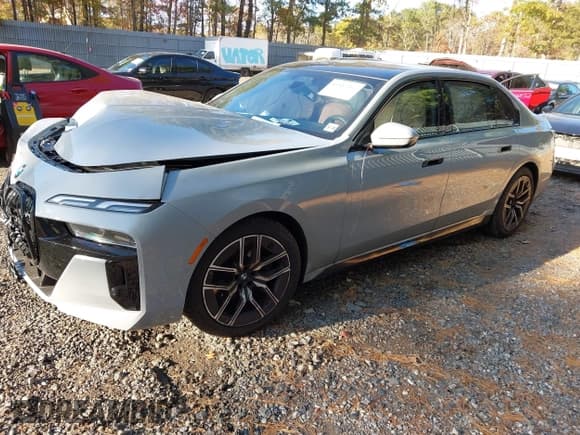 ✅ 2025 BMW 7 Series 740i xDrive • VIN: WBA33EH0XSCU64997 • Lot: 43517267. Wystawiony na IAAI z przebiegiem 8 443 mil. Bezpłatny archiwum sprzedaży aukcyjnych z USA i szczegółowy raport historii pojazdu na DreamBid. Zdjęcie 2.