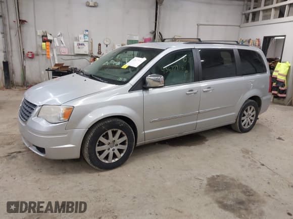 ✅ 2011 Chrysler Town & Country Touring • VIN: 2A4RR8DG0BR784363 • Lot: 43677916. Wystawiony na IAAI z przebiegiem 227 780 mil. Bezpłatny archiwum sprzedaży aukcyjnych z USA i szczegółowy raport historii pojazdu na DreamBid. Zdjęcie 2.